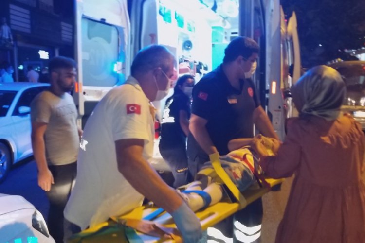 Yola fırlayan 3 yaşındaki &ccedil;ocuğa otomobil &ccedil;arptı