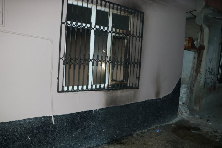 Bir ev kimliği belirsiz kişiler tarafından kundaklandı