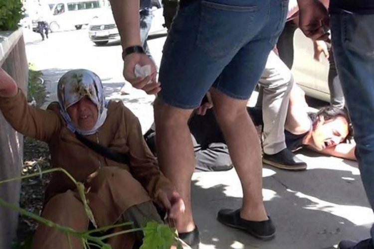 Cadde ortasında annesini d&ouml;ven gence, tekme tokat dayak!