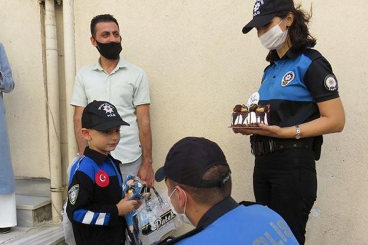 Polis olmak isteyen &ccedil;ocuğa s&uuml;rpriz kutlama