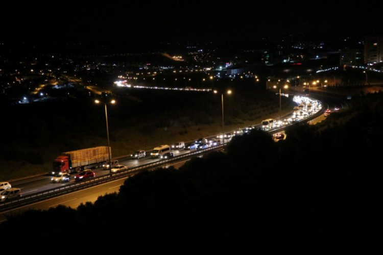 TEM Otoyolu'nda bayram trafiği s&uuml;r&uuml;yor