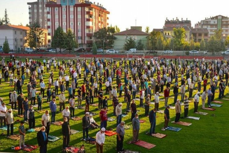 Bayram namazına katılan belediye başkanı koronavir&uuml;se yakalandı