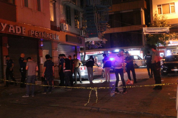 Hem husumetlisini hem kavgayı ayırmaya &ccedil;alışan 3 kişiyi vurdu