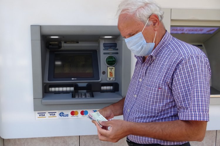 Havale kanunla &uuml;cretsiz oldu ama Bursa'da dernek başkanı &uuml;cretsiz havale yapamadı