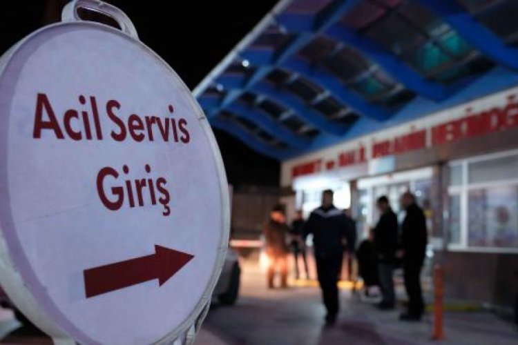 Ambulansa alınmayınca acil servisteki televizyonu ve kapıyı kırdı