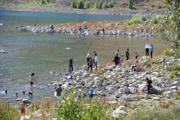 Nemrut Krater G&ouml;l&uuml; tarihinin en kalabalık g&uuml;nlerini yaşıyor