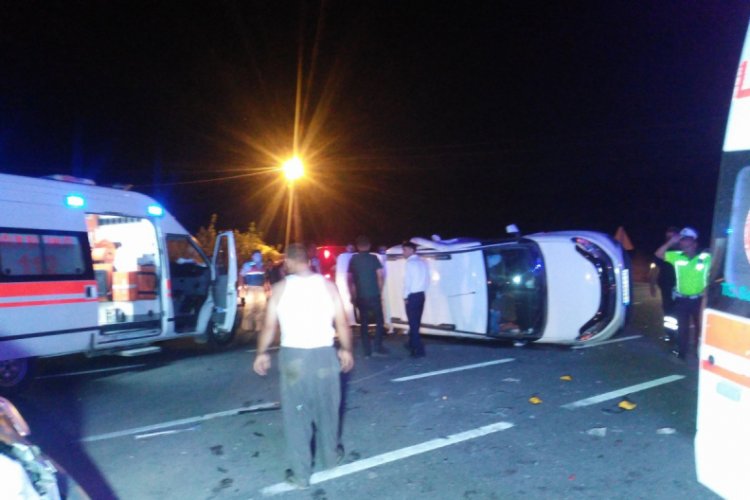 Trafik kazasında 3'&uuml; &ccedil;ocuk 8 kişi yaralandı