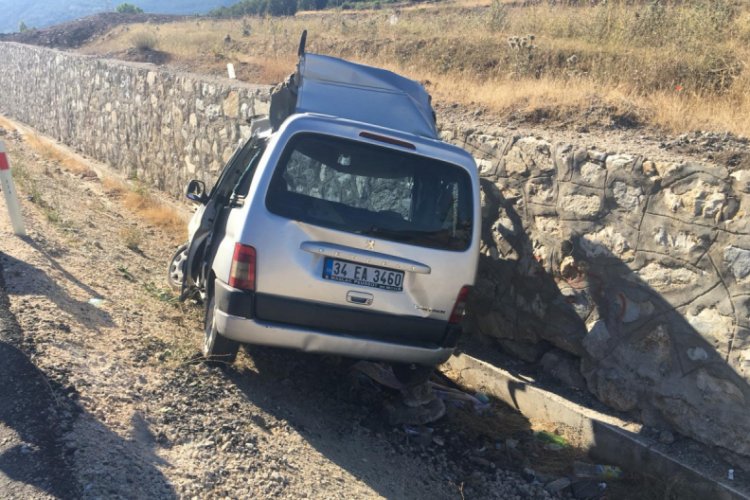 Hafif ticari ara&ccedil;, istinat duvarına &ccedil;arptı