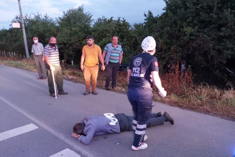Ref&uuml;je &ccedil;arpan otomobildeki 2 kişi camdan fırlayarak yaralandı