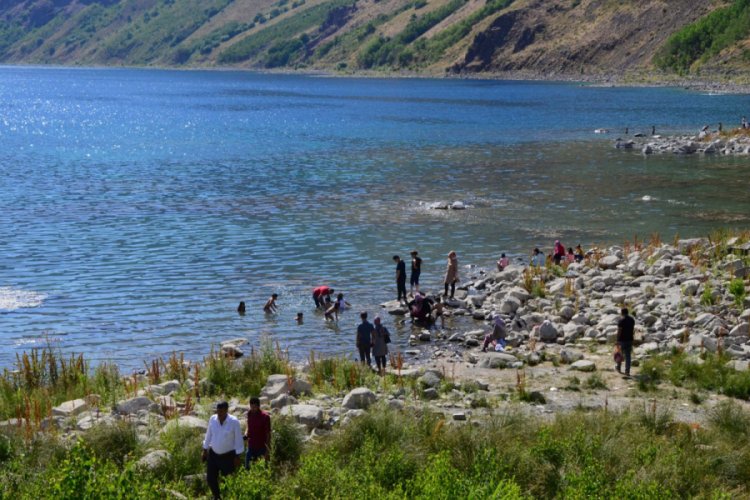 Bayramda Nemrut G&ouml;l&uuml; ziyaret&ccedil;i akınına uğradı