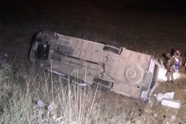 Minib&uuml;s şarampole yuvarlandı: 11 yaralı