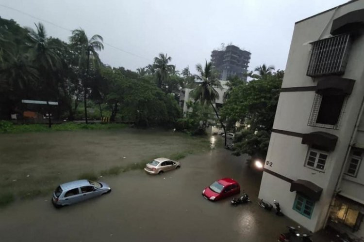 Mumbai'de şiddetli yağış sokakları g&ouml;le &ccedil;evirdi