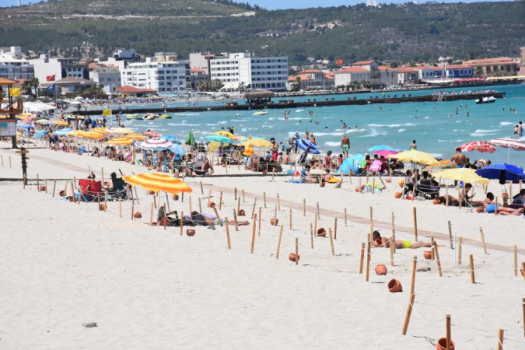 &Ccedil;eşme'de bayram tatilini uzatanlar Ilıca Plajı'nı doldurdu