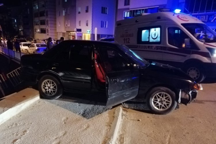 Kamyonet ile otomobil &ccedil;arpıştı; 2 yaralı