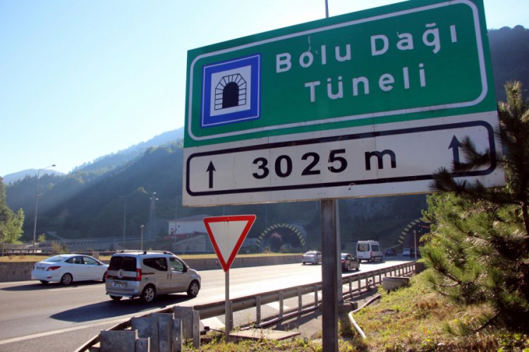 Bolu Dağı T&uuml;neli'nden bayramda 621 bin ara&ccedil; ge&ccedil;ti