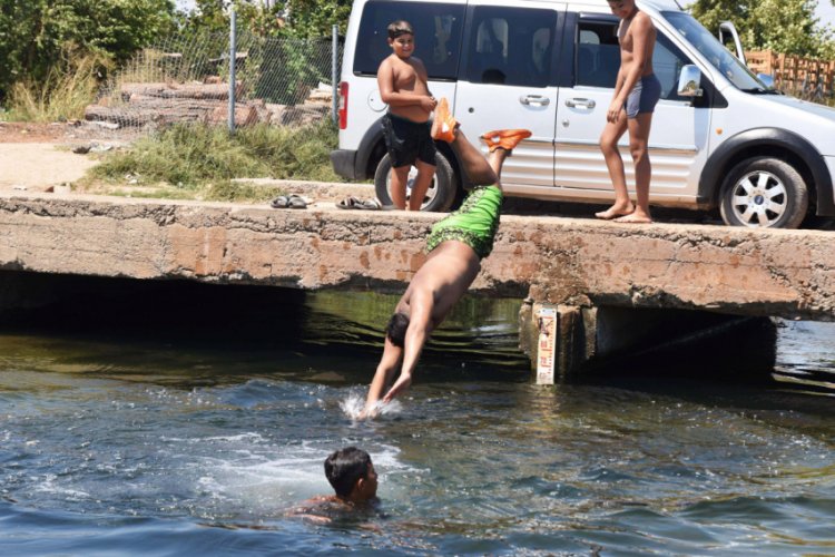 Tehlikeye rağmen girdikleri sulama kanalının temizlenmesini istediler