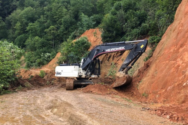Trabzon'da heyelanda kapanan yollar ulaşıma a&ccedil;ılıyor