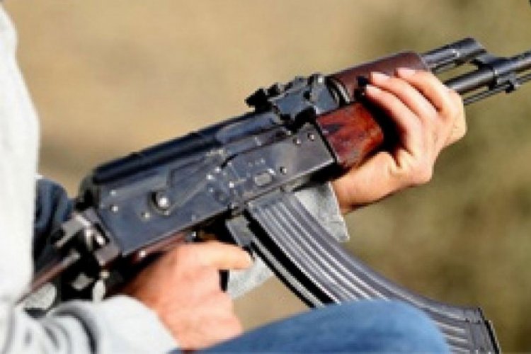 İran sınırında kalaşnikofla vurulan kişi &ouml;ld&uuml;