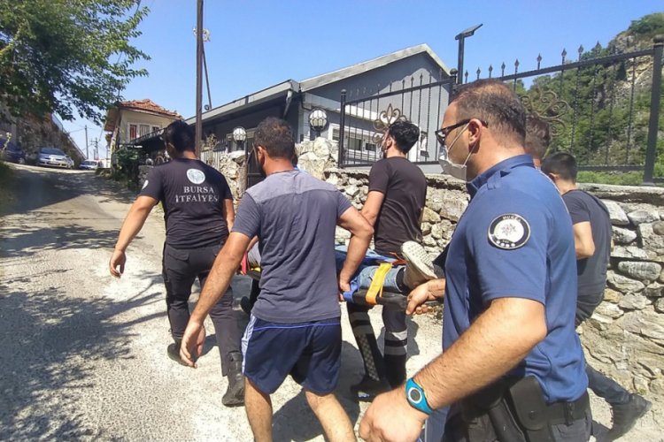 Bursa'da 30 metrelik kayalıktan d&uuml;şen genci itfaiye kurtardı