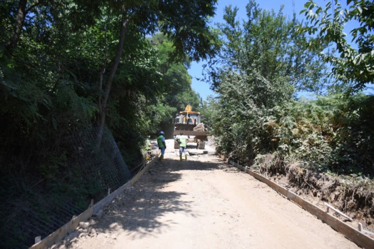Bursa İneg&ouml;l G&uuml;ney Kestane Mahallesi beton yol ile tozdan kurtuluyor