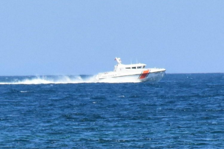 Fo&ccedil;a'daki tekne faciasındaki kayıp &ccedil;ocuğun arama &ccedil;alışmaları s&uuml;r&uuml;yor