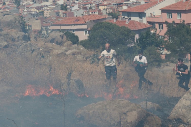 Yangın i&ccedil;in polis ve vatandaşlar kovalarla seferber oldu