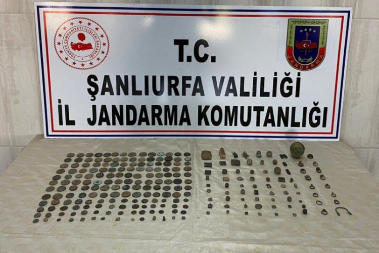 Şanlıurfa'da tarihi eser operasyonu: 8 g&ouml;zaltı
