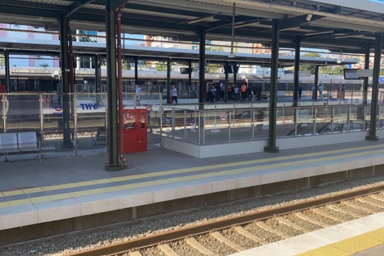Tren raylarına atlayan kişi trenin altında kalarak &ouml;ld&uuml;