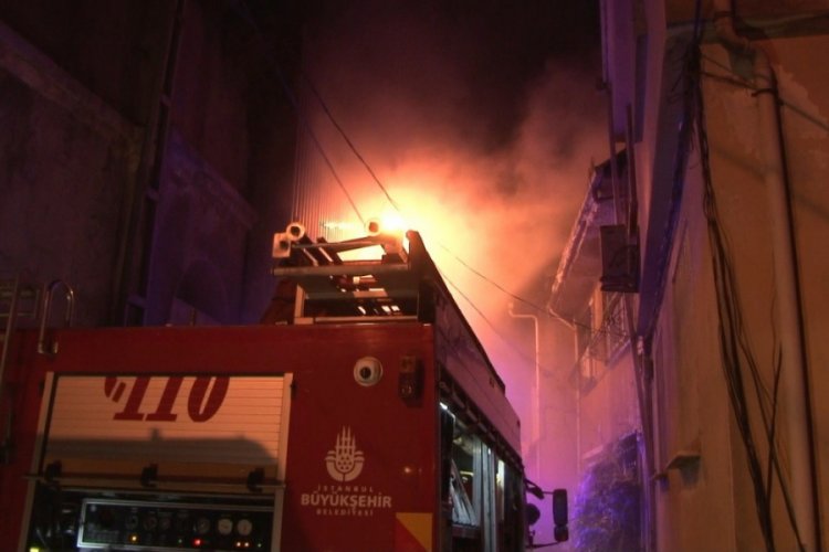 4 katlı binanın çatı katında korkutan yangın