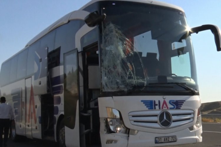 ASELSAN personelini taşıyan minib&uuml;s ile yolcu otob&uuml;s&uuml; &ccedil;arpıştı: 1 &ouml;l&uuml;, 8 yaralı