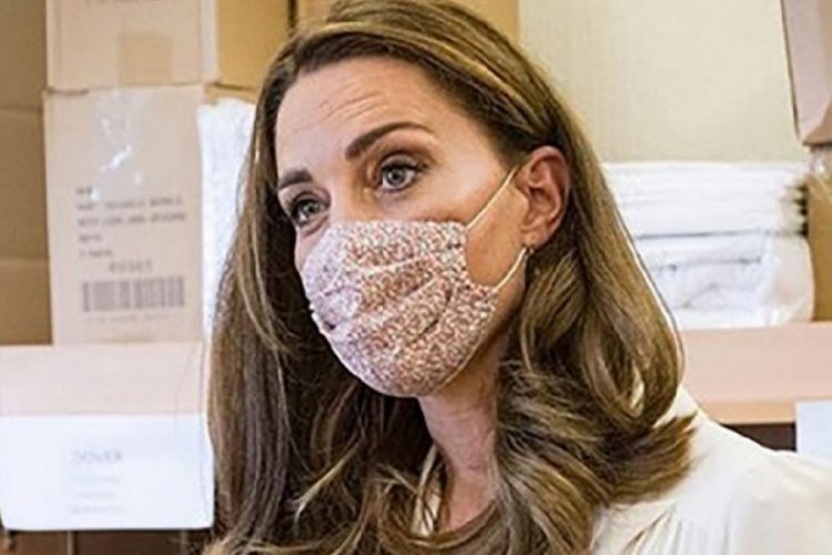 D&uuml;şes Kate Middleton ilk kez maske taktı