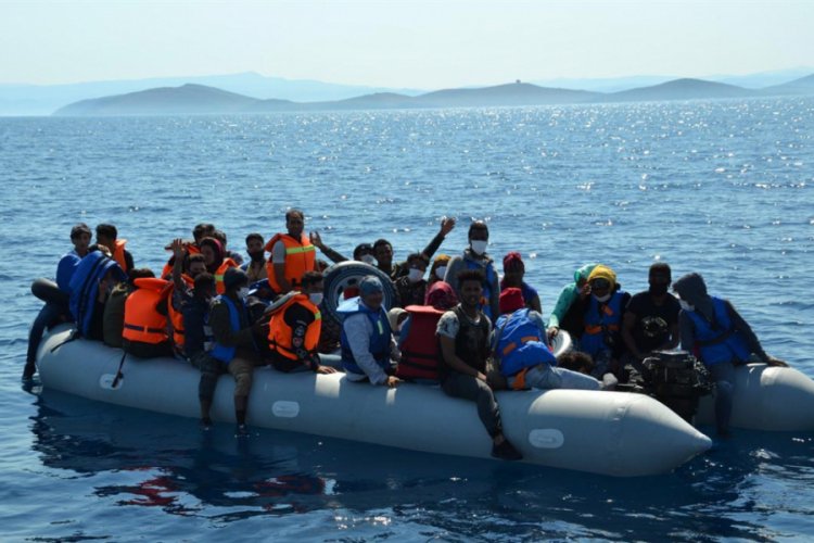 Yunanistan'ın &ouml;l&uuml;me terk ettiği 74 ka&ccedil;ak g&ouml;&ccedil;meni Sahil G&uuml;venlik kurtardı