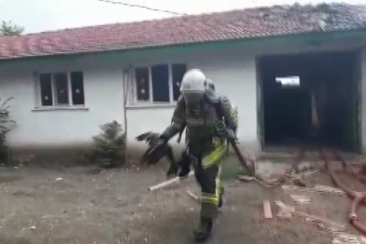 Bursa'da kahraman itfaiyeciler 3 canı &ouml;l&uuml;mden b&ouml;yle kurtardı