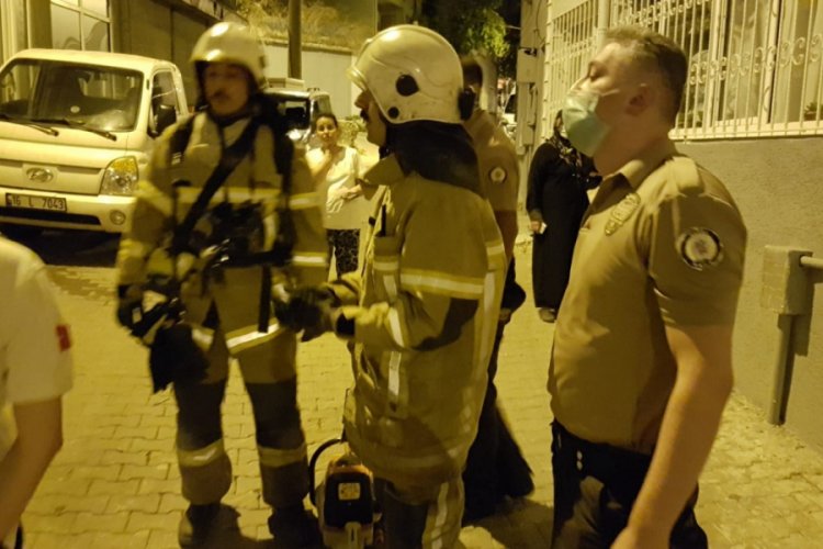 Bursa'da intihar edeceğini s&ouml;yledi polis ve itfaiye alarma ge&ccedil;ip kapıyı kırdı