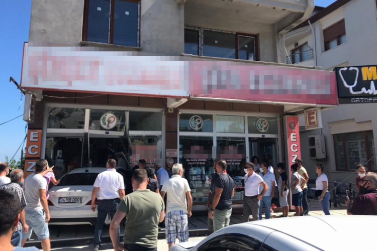 Fren yerine gaza basınca otomobiliyle eczaneye girdi