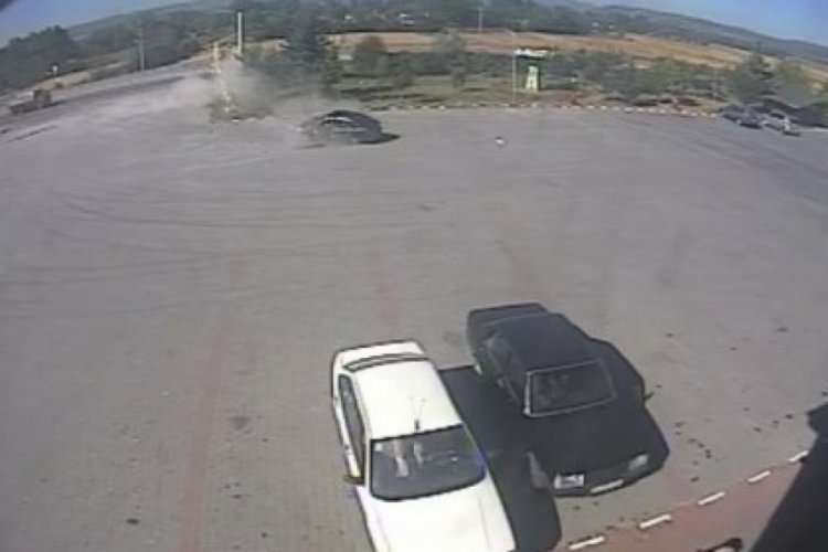 Kontrolden &ccedil;ıkan otomobil tabelaya &ccedil;arptı