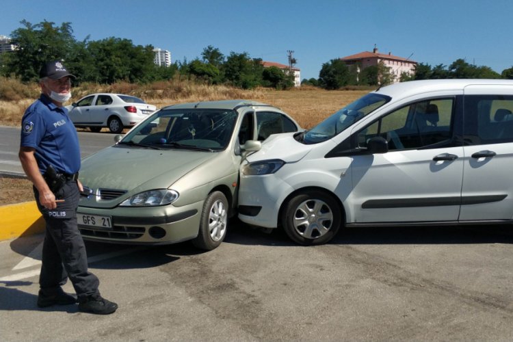 Kavşakta iki otomobil &ccedil;arpıştı: 5 yaralı
