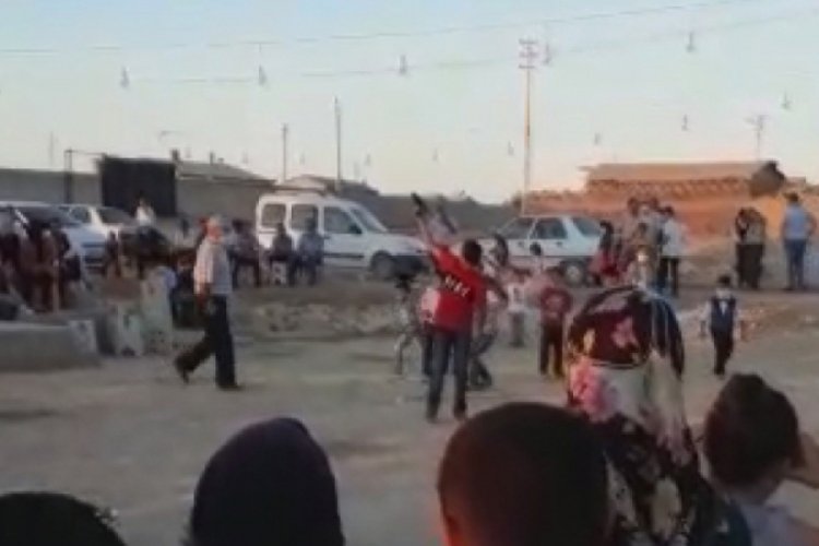 Hem sosyal mesafeye uymadılar hem de k&uuml;&ccedil;&uuml;k &ccedil;ocuklara ateş ettirdiler