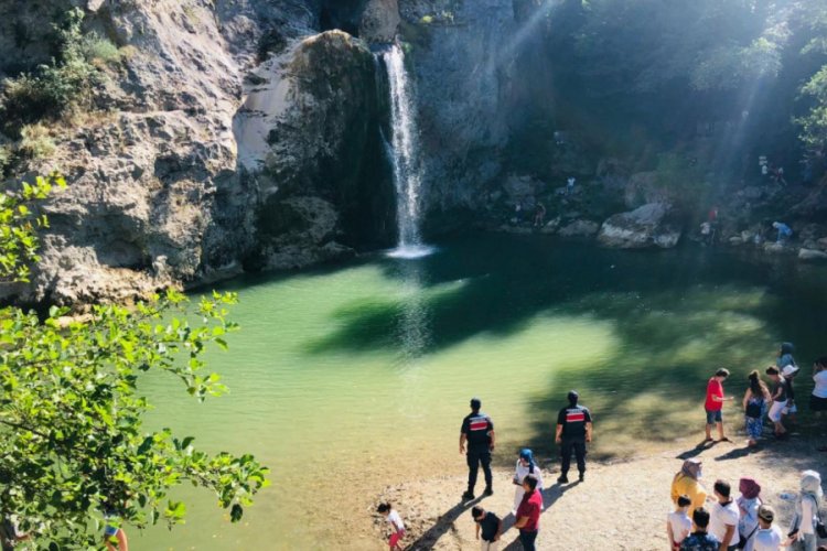 Boğulma tehlikesi ge&ccedil;iren k&uuml;&ccedil;&uuml;k kızı uzman &ccedil;avuş kurtardı