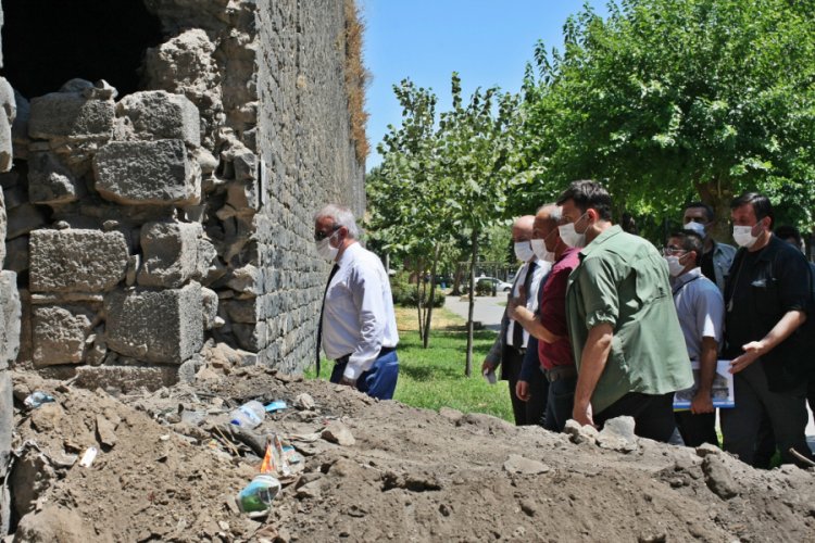 Diyarbakır Surları'nda temizlik ve restorasyon &ccedil;alışması