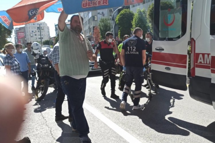 Kaza yapan Yunus polisini, şemsiyeyle g&uuml;neşten korudu