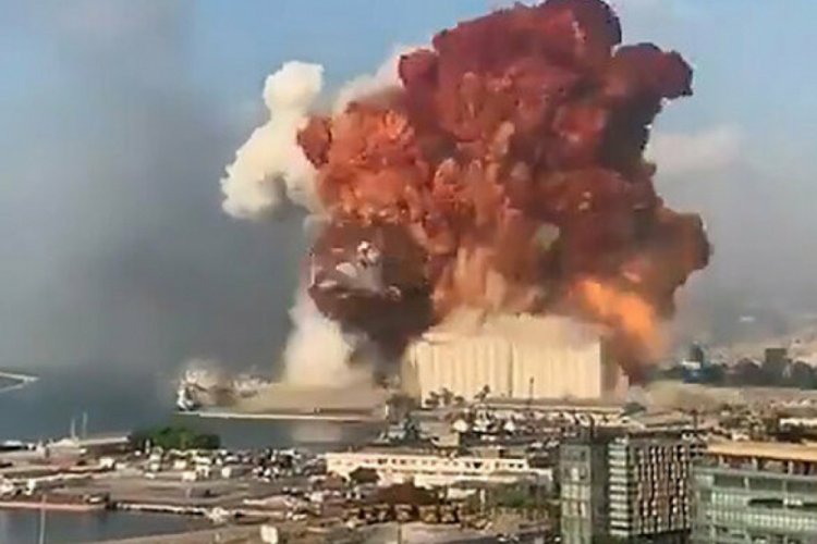Beyrut'ta d&uuml;ğ&uuml;n fotoğrafı &ccedil;ektirirken patlamaya yakalandılar