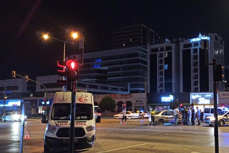 Bursa'da Covid-19 şüphelisi bebek ve annesini taşıyan ambulans kaza yaptı