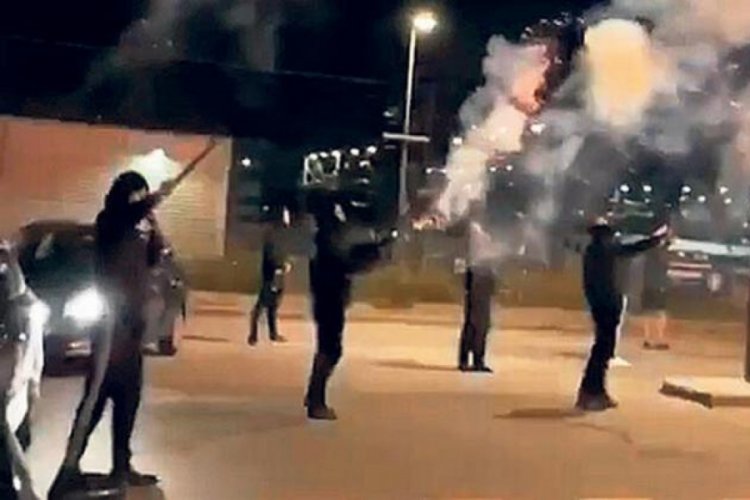 Kopenhaglı taraftarlar Başakşehir'in kaldığı otele havai fişek attı