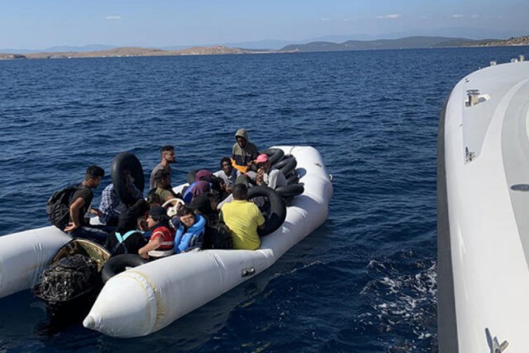 Yunanistan'ın &ouml;l&uuml;me terk ettiği 32 ka&ccedil;ak g&ouml;&ccedil;men kurtarıldı