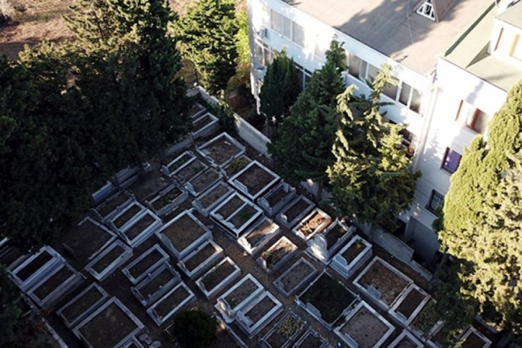 Mezarlık duvarı binaya doğru kayıyor! Yardım istediler