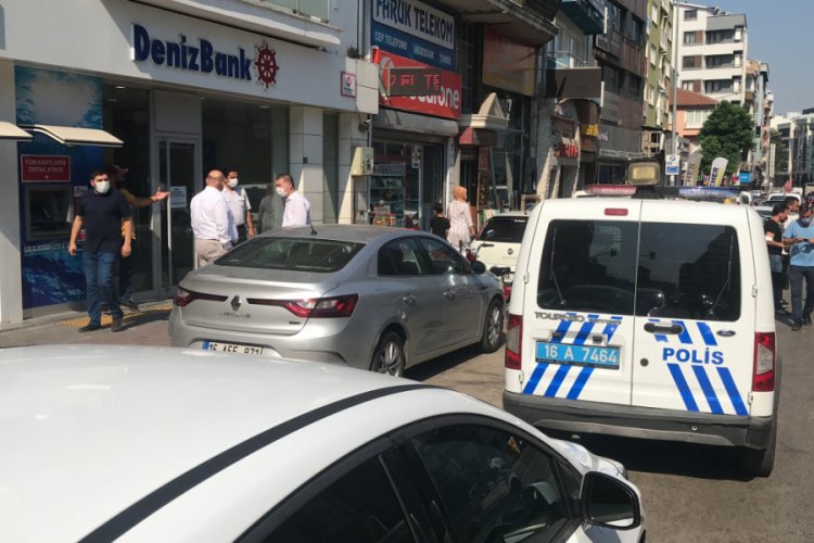 Bursa'da sokakta darbedilen kadın banka şubesine sığındı