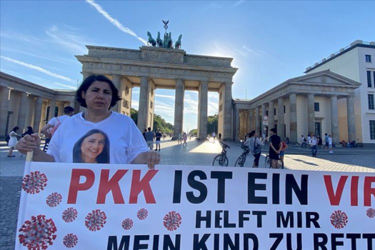 Almanya'da kızı PKK tarafından ka&ccedil;ırılan anne eylemini s&uuml;rd&uuml;rd&uuml;