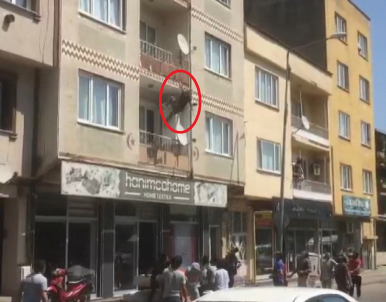 Bursa'da balkondan atlayan kadın, çevredekilerin kaldırıma koyduğu yatağa düştü