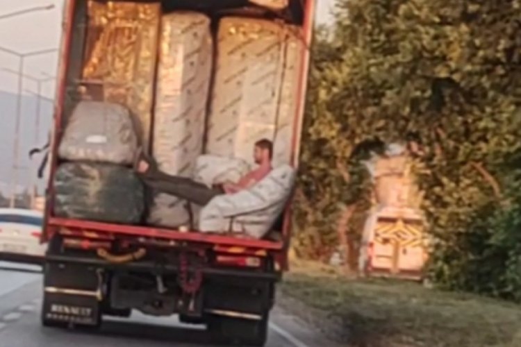 Bursa'da kamyon kasasında tehlikeli yolculuk